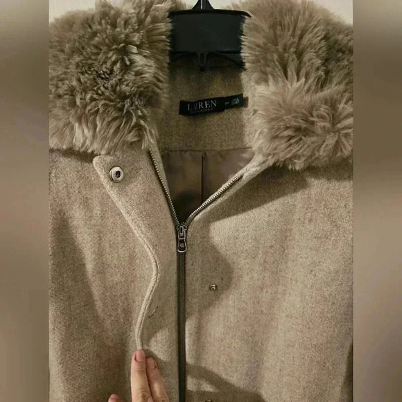 Lauren Ralph Lauren women’s wool coat faux Fur Collar Size 2P Zip And Snap Front - Picture 2 of 8